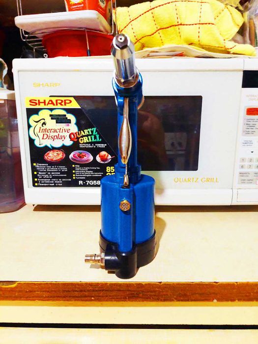 продам заклепочный пистолет пневматический