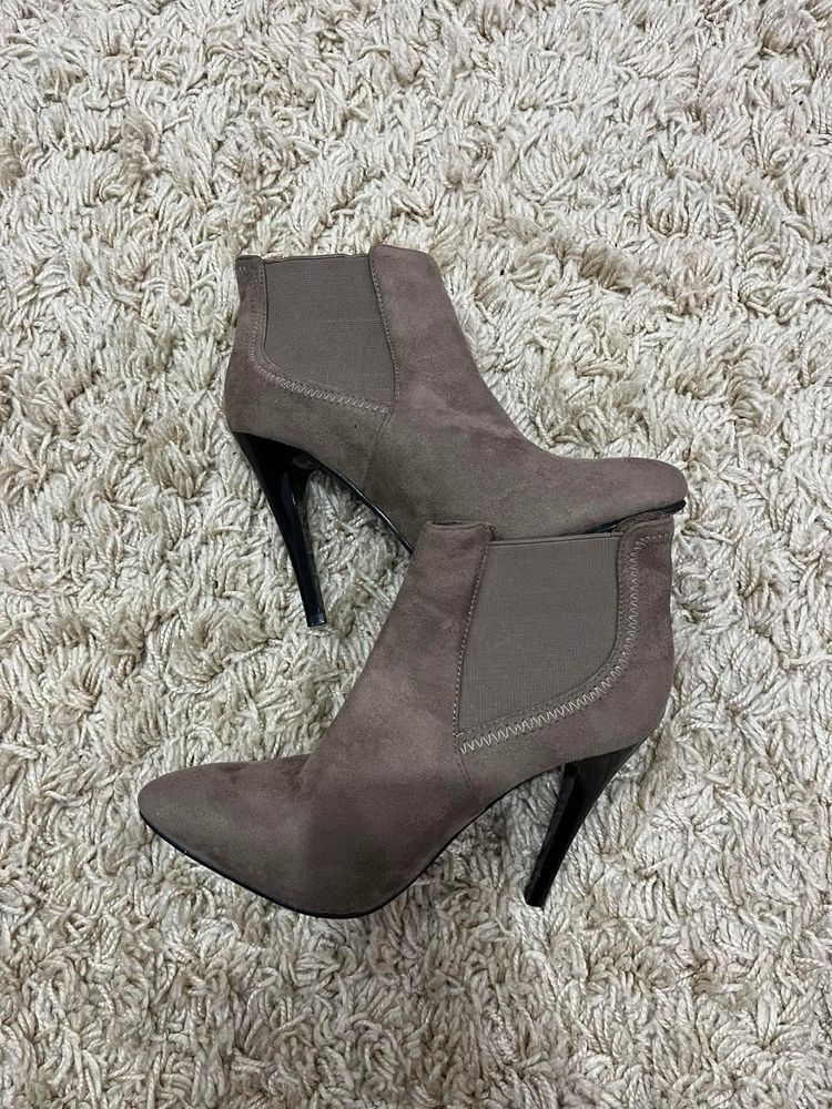 Botine marimea 37.