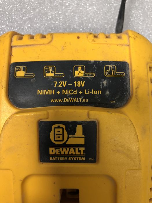 Зарядно Dewalt