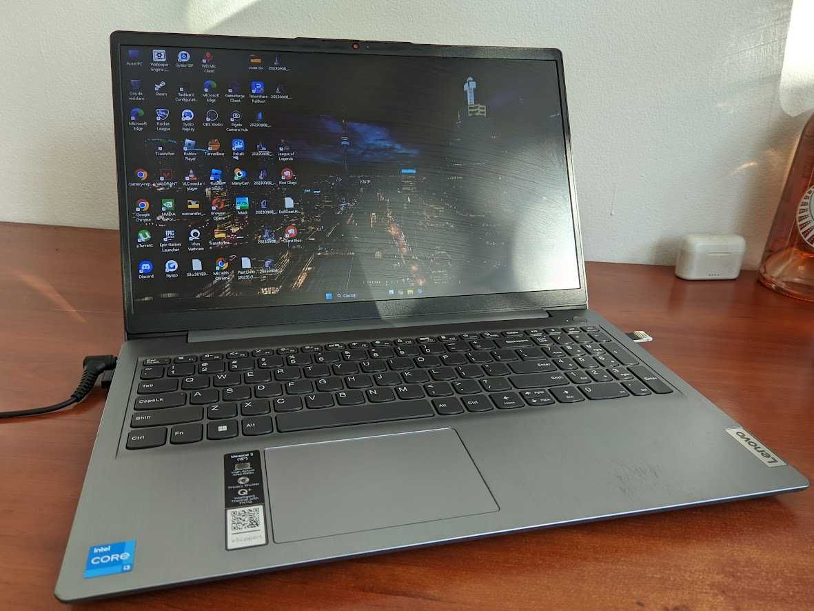 Laptop Lenovo IdeaPad 3 Garantie - i3 1115G4, SSD 256GB, 15.6" Full HD