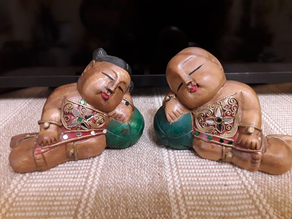 Pereche de sculpturi lemn, copii asiatici dormind pe pepeni
