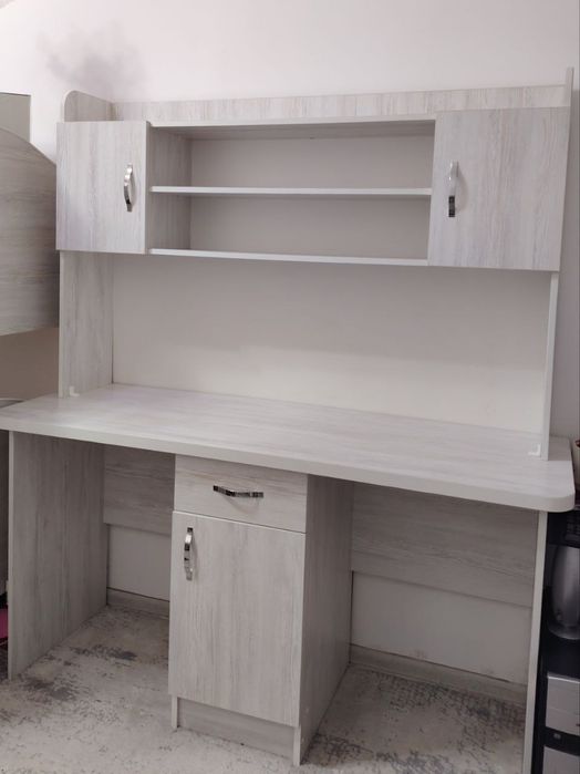 Продаётся детский письменный стол