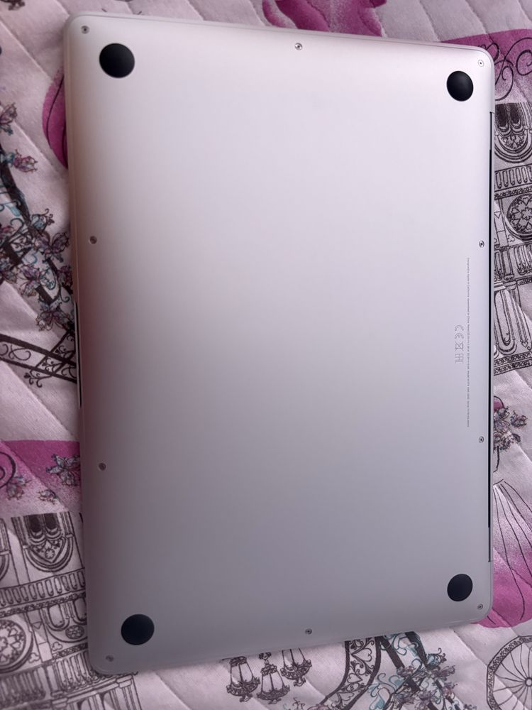 MacBook Air 13 със зарядно