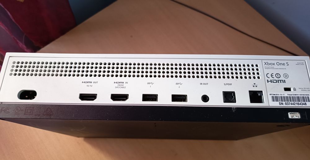 Xbox One S 1TB Alb + Controller original + GTA 5 – Stare FOARTE BUNĂ –