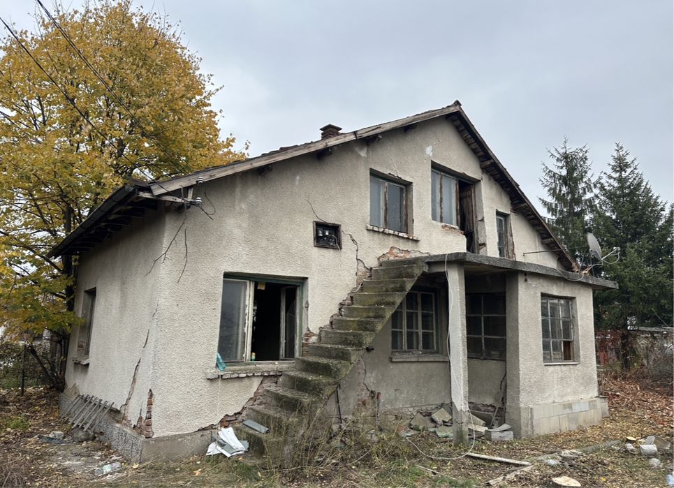 Имот с къща в с. Равно Поле, кв. Верила