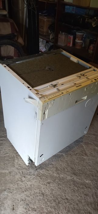 Срочно продам встраиваемую посудомоечную машину