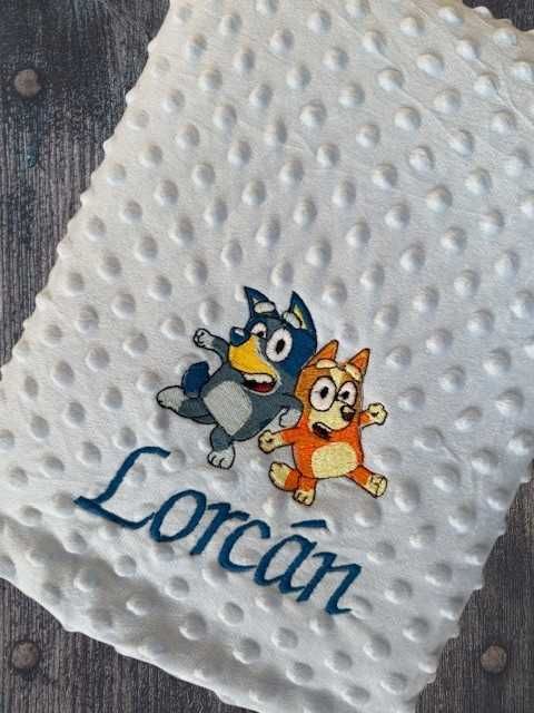 Patura brodata personalizata pentru copii cu catel albastru