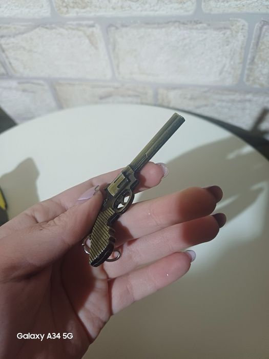 Метална висулка револвер