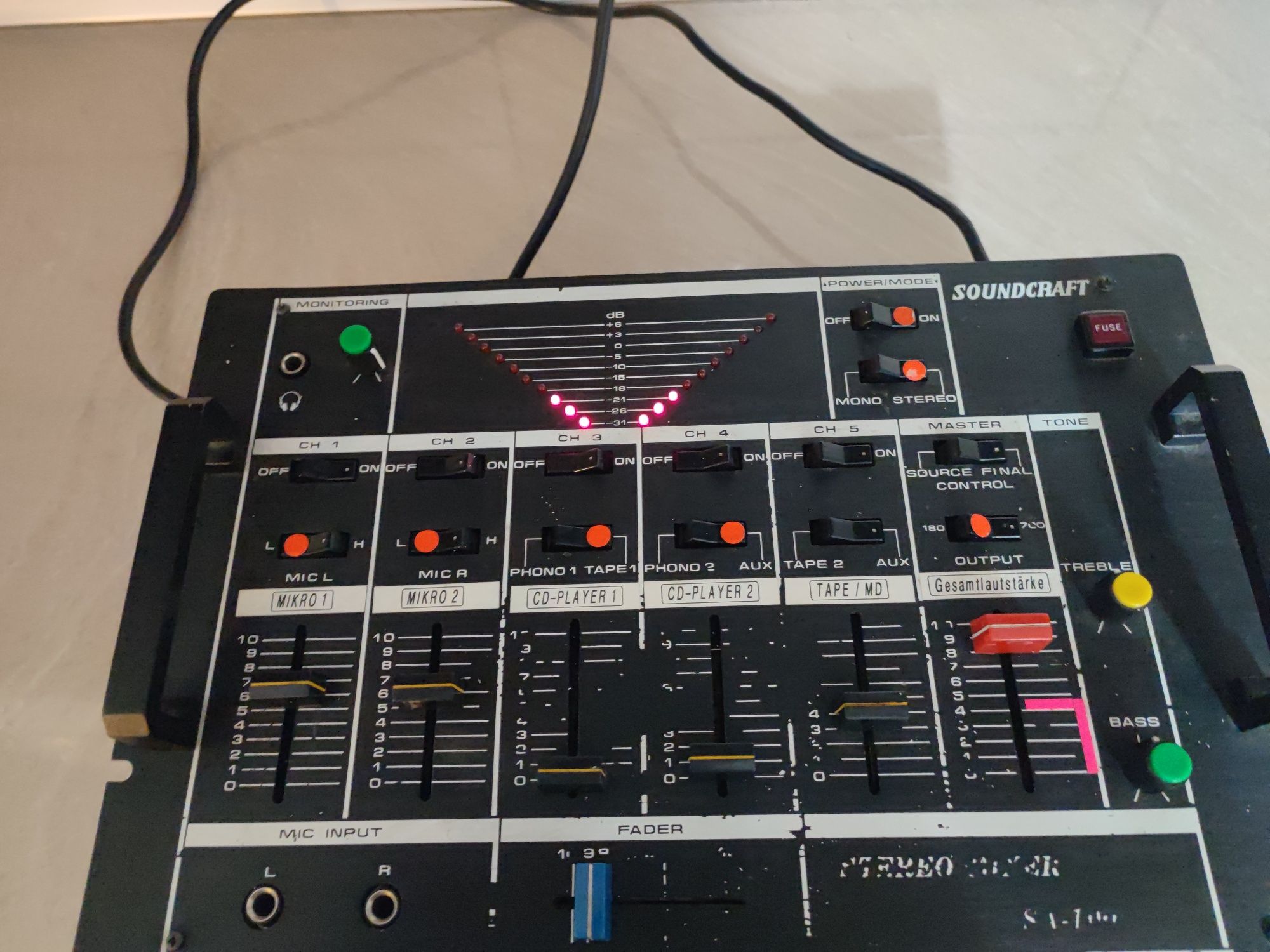 Mixer stereo Soundcraft SA 100 egalizator