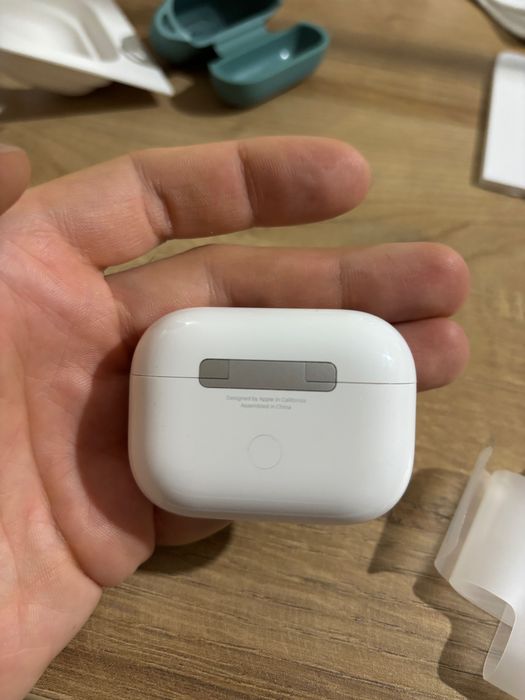 Продавам ОРИГИНАЛНИ Apple AirPods Pro (2nd Generation) с USB-C