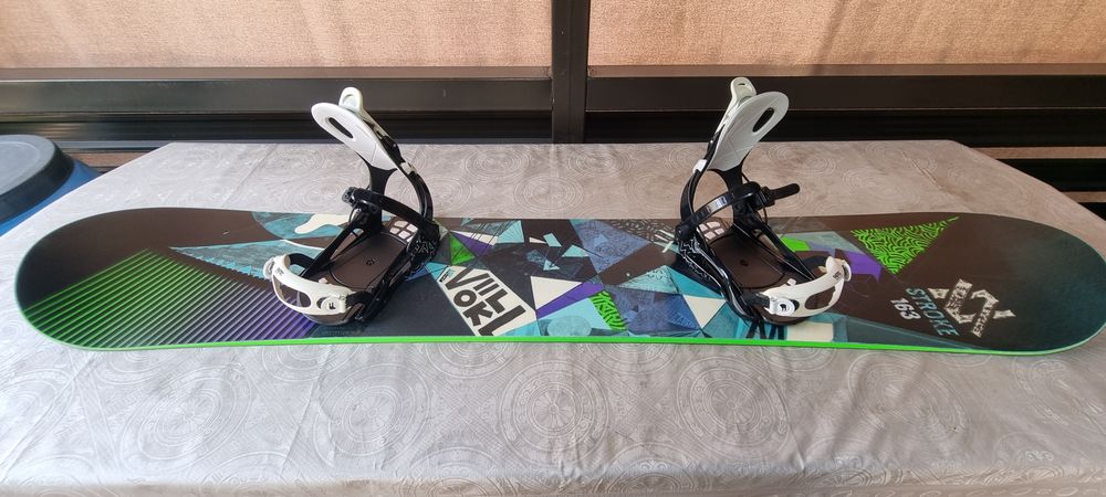 Сноуборд с креплениями и чехлом, б/у в отличном состоянии