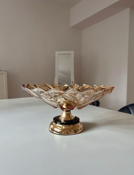 Fructiera din sticla cu picior