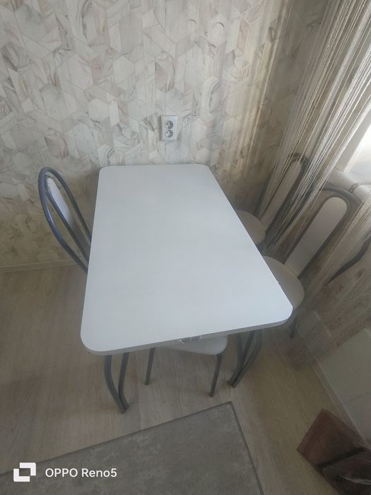 Кухонный стол и стулья