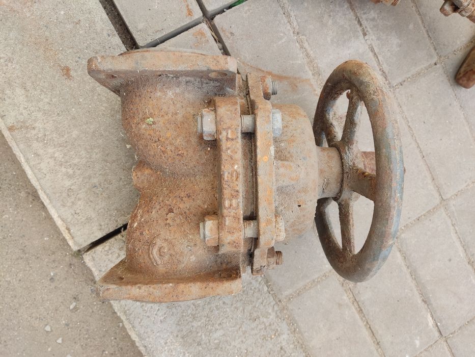 Продам чугунную задвижку на 80