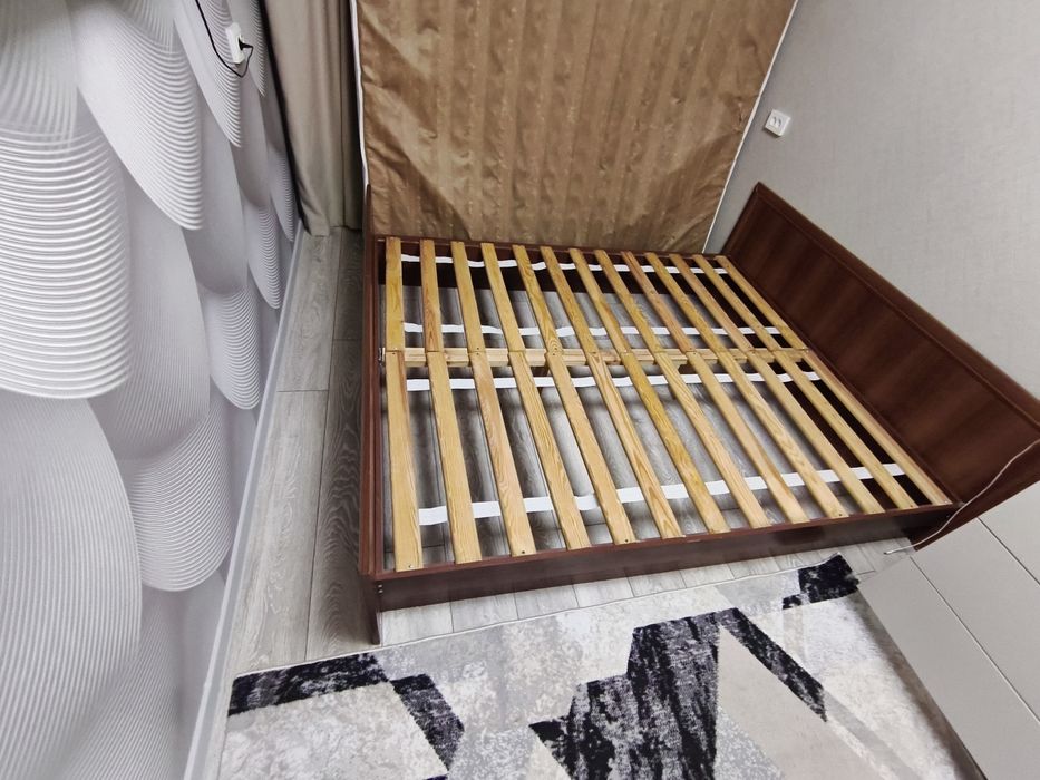 Продаю кровать без матраса