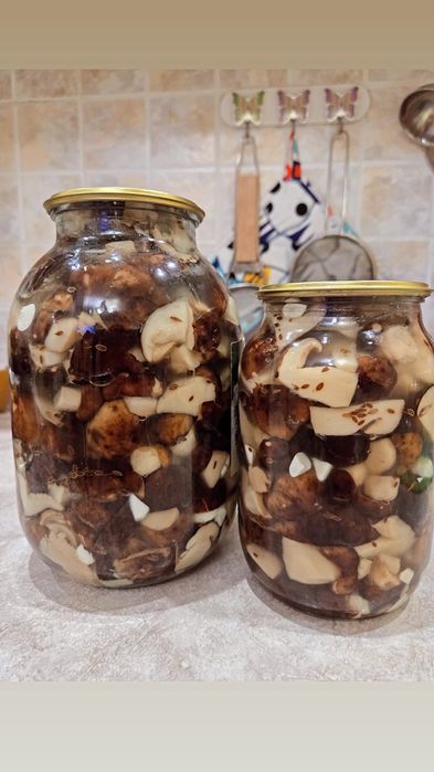 Маринованные грибы - валуи,  белые грибы