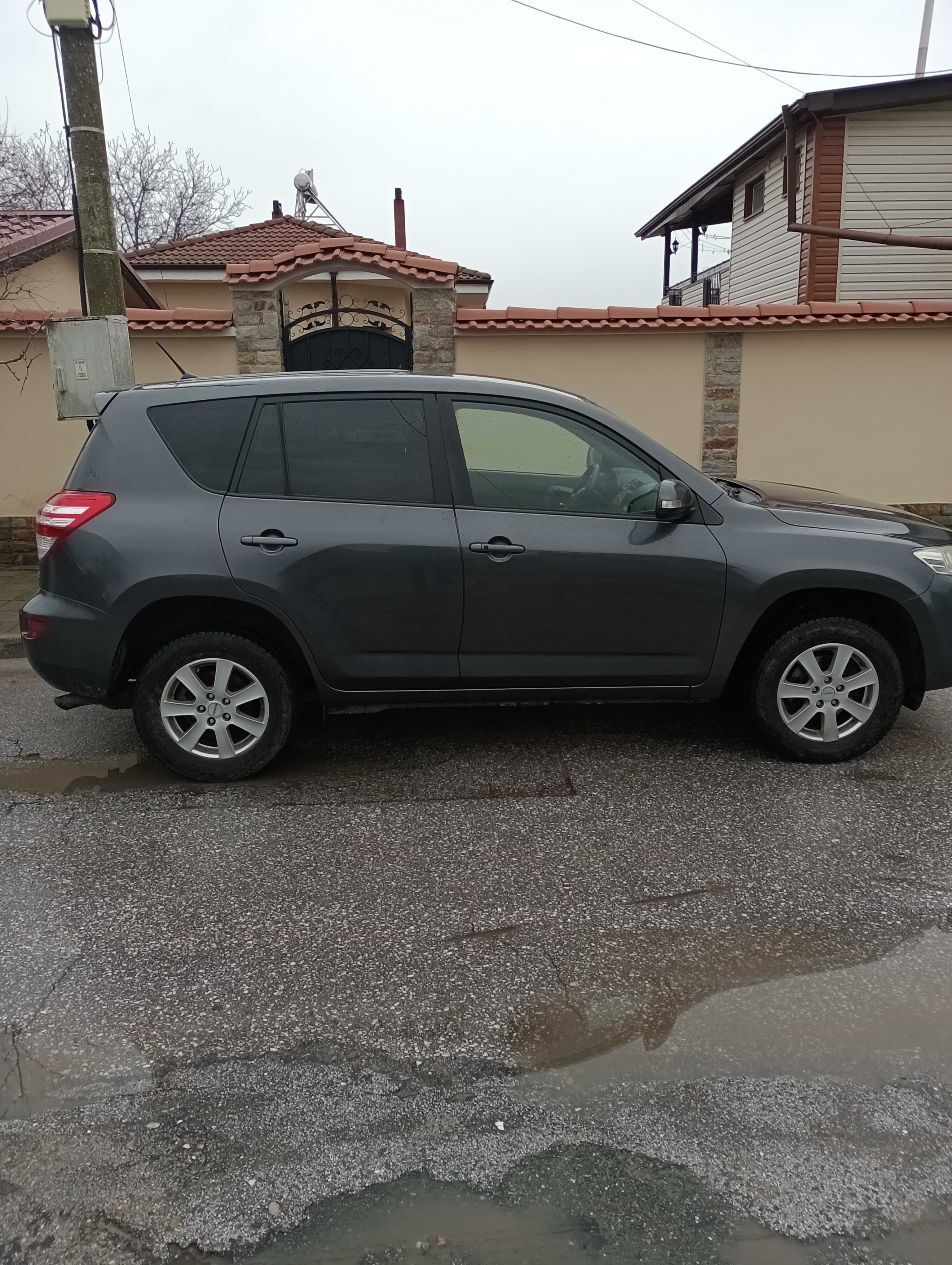 Продавам Toyota Rav 4