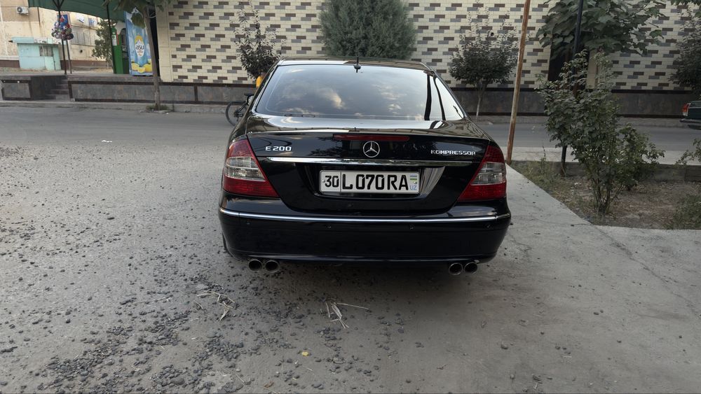 Mercedes-Benz W211 E200