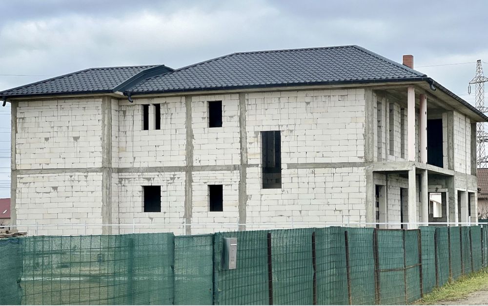 Vânzare casă la roșu P+E+Pod , se accepta credit ipotecar.