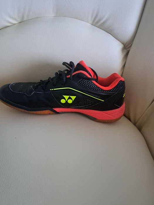 Adidași Yonex nr 43 impecabili