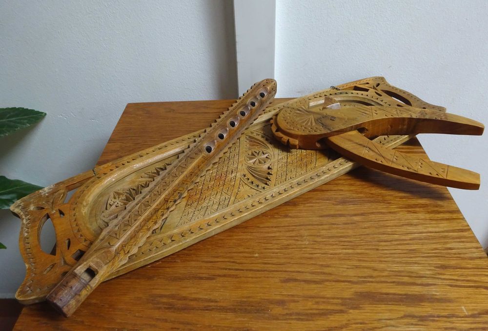Flaut, platou si spargator de nuci, stil brancovenesc, lemn sculptat