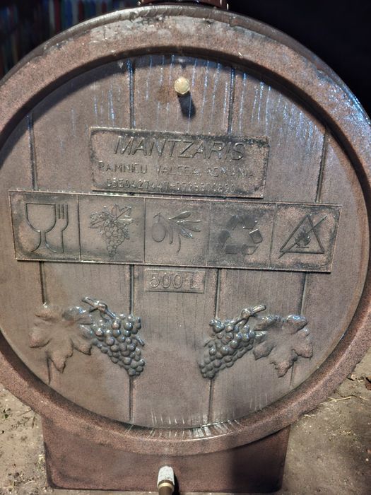 Vând butoi vin 500l