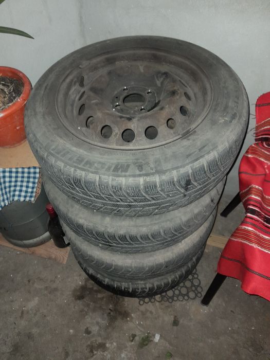 Vând Roti de iarna 175/65R15 în stare buna