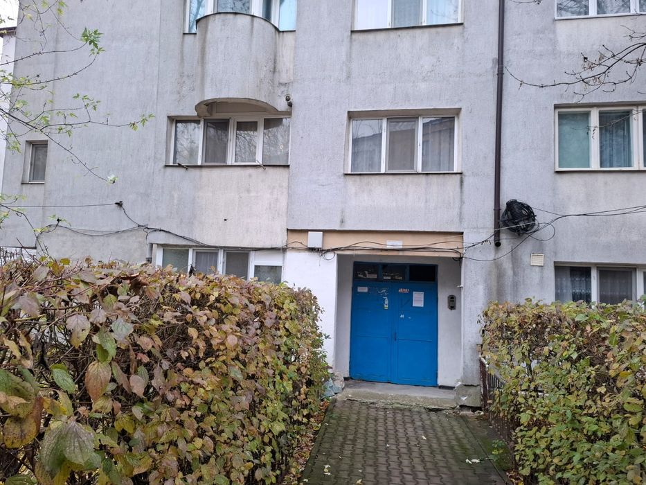 Vand apartament 2 camere etaj 1/4