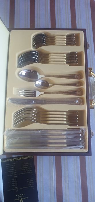 Vand tacâmuri sant noi in cutie.