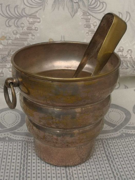 Бронзовое ведро для шампанского.