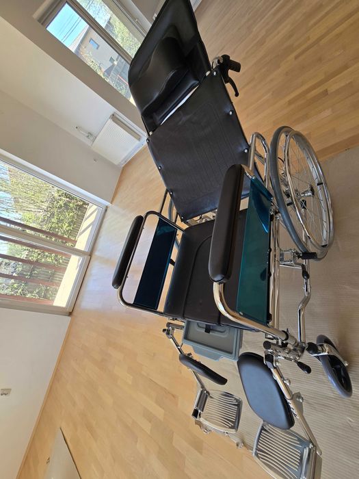 Scaun cu rotile pliabil, multipozabil, cu vas de toaleta detasabil