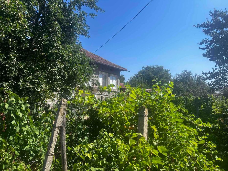 Продава се двуетажна, тухлена къща в село Белица, обл. Силистра.