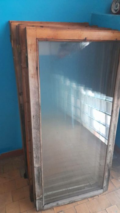 окна в деревянной рамке