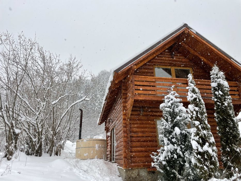Doua cabane cu ciubar