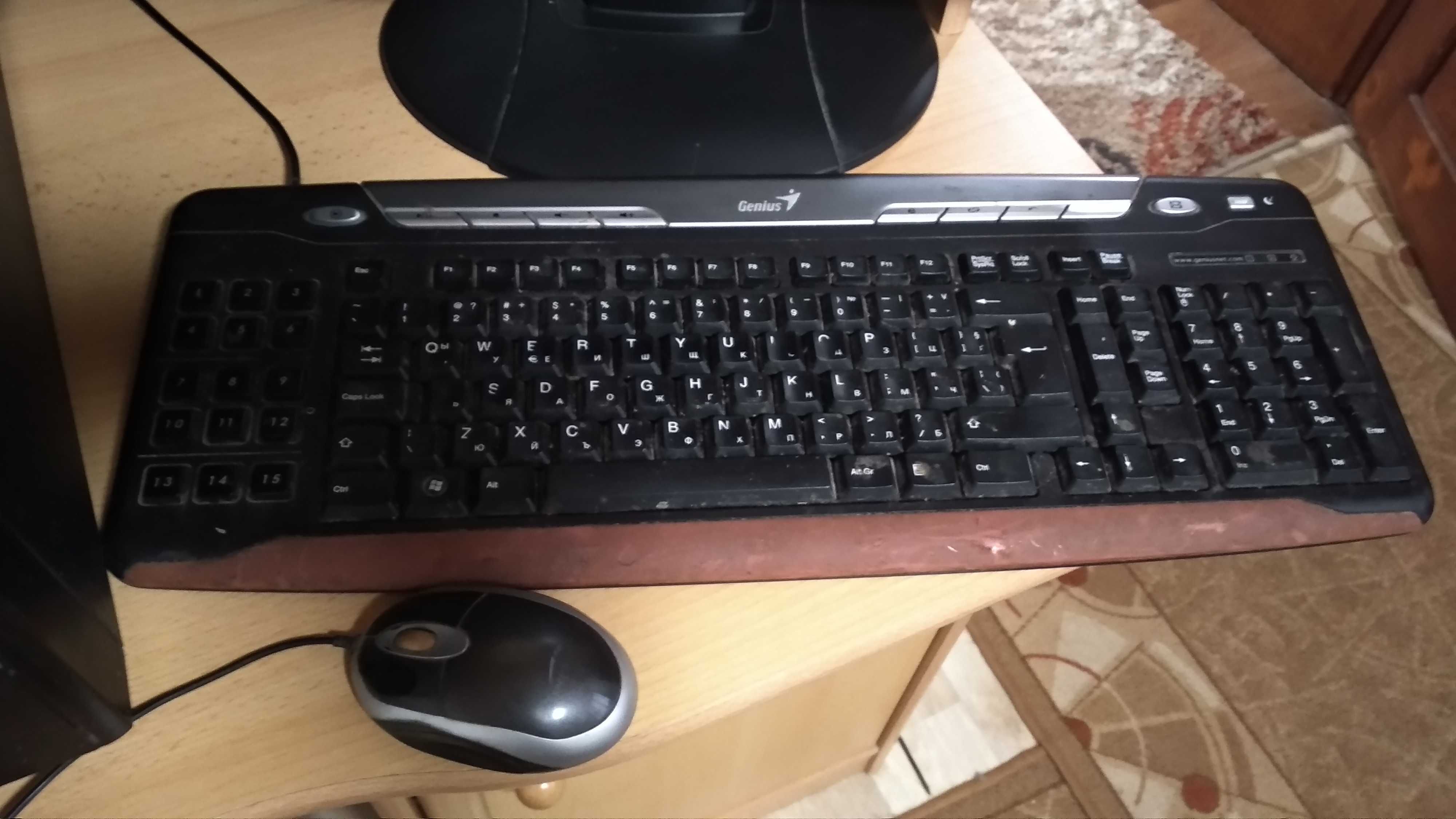 Компютър + монитор + клавиатура и мишка