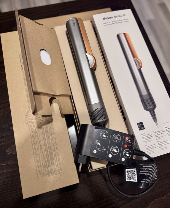 Dyson Airstrait.