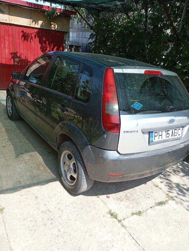 Vând ford fiesta în bună stare mașina are și gpl pe ea