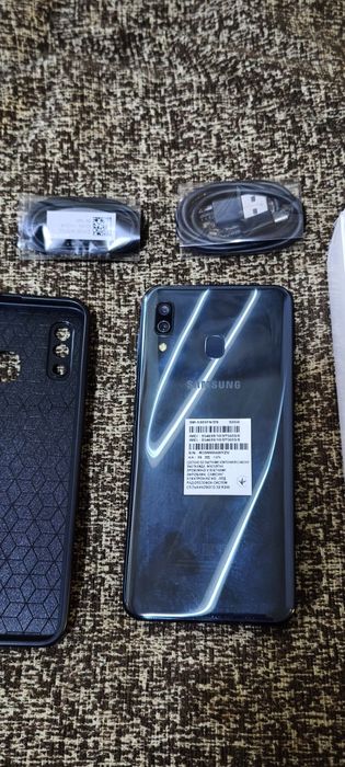 Продаю телефон Samsung A30