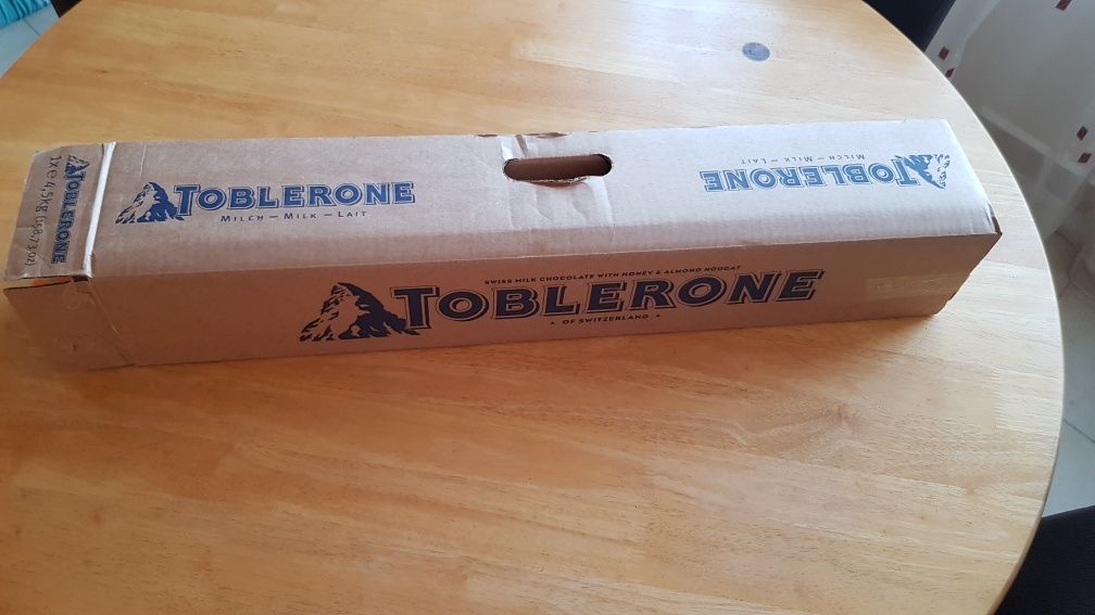 Кутия от гигантски Toblerone