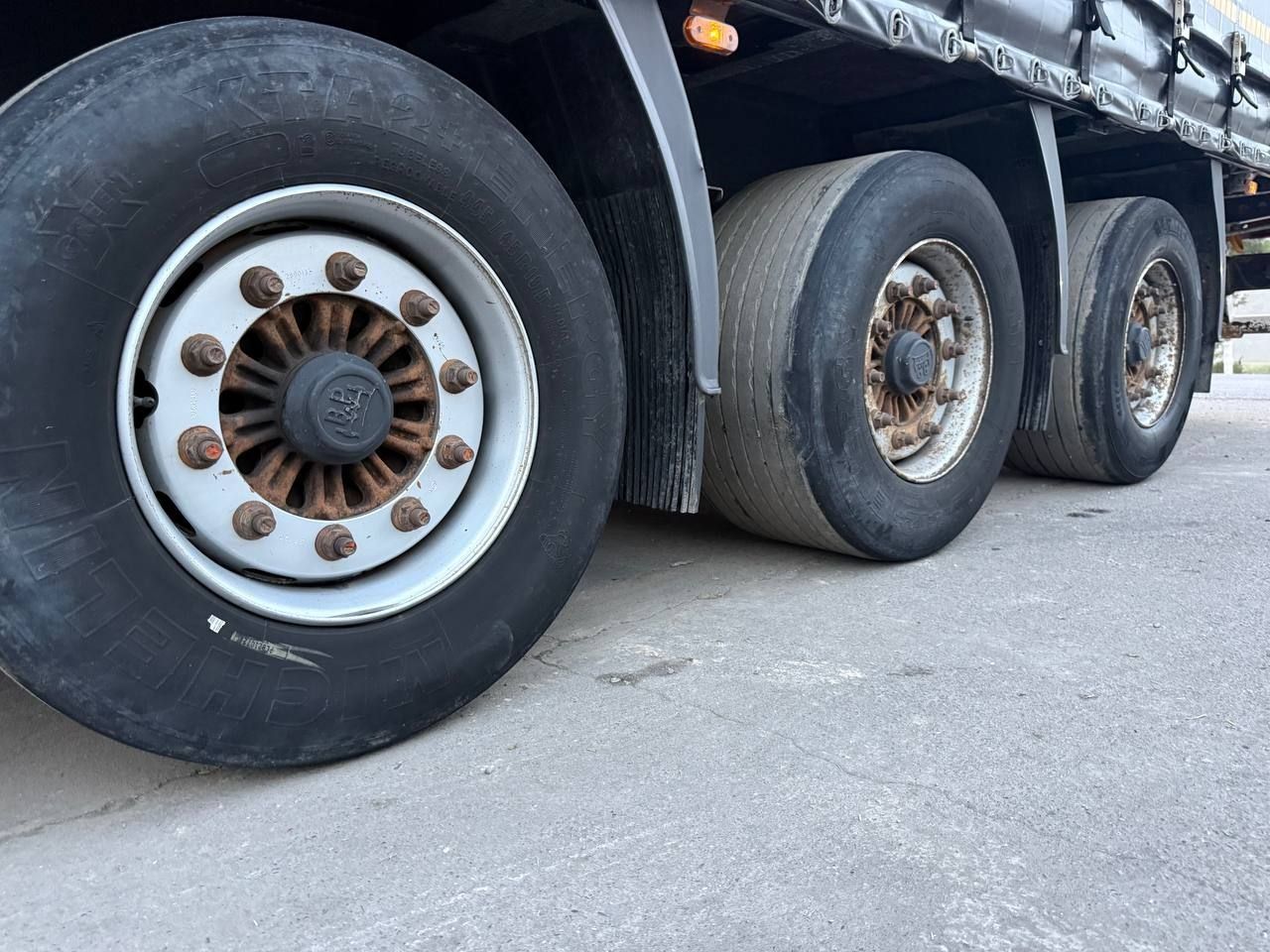 Mercedes Actros + WIELTON прицеп cотилади