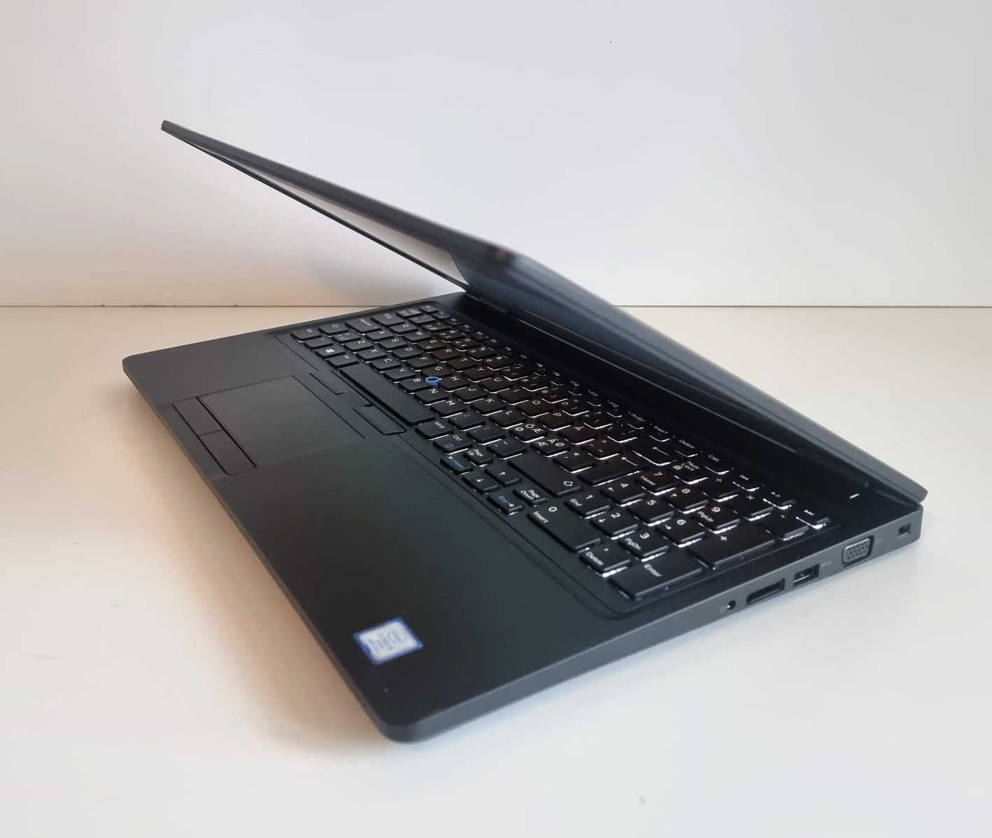 Dell Precision 3530 15,6"FHD i5-8300H Nvidia QuadroP600 SSD 512GB 16GB