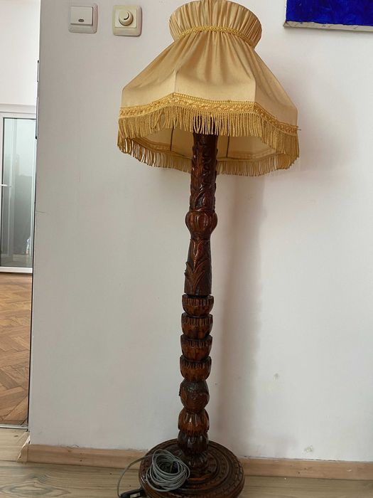 Oglinda, lampadar, lustra, toate sculptate manual.