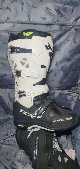 Vând ghete albe mărimea 42 noi și ghetele negri mărimea 46