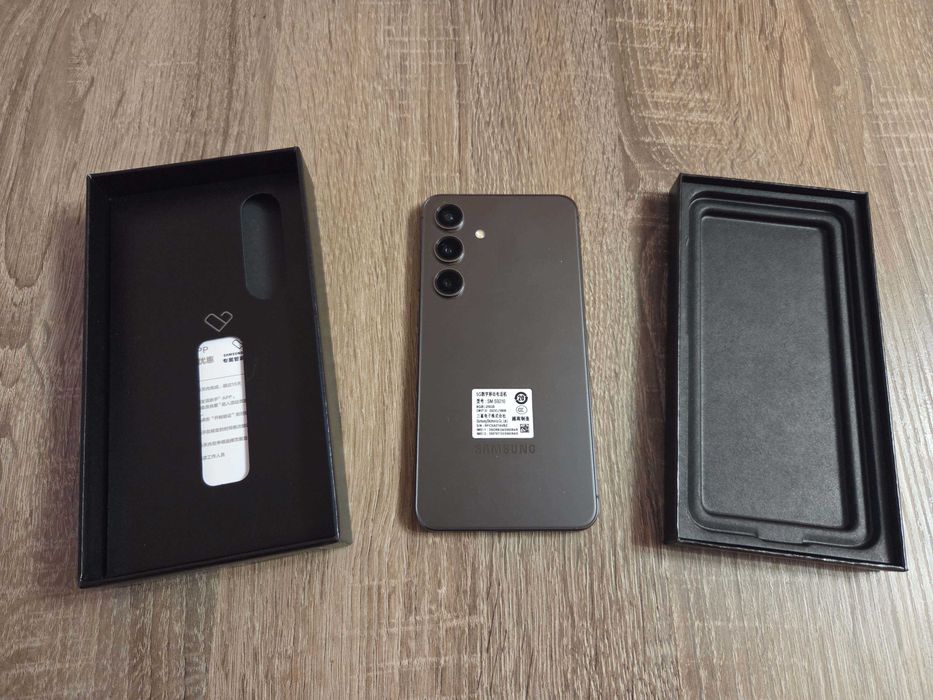 Продавам смартфон Samsung S24, памет 8/256 GB