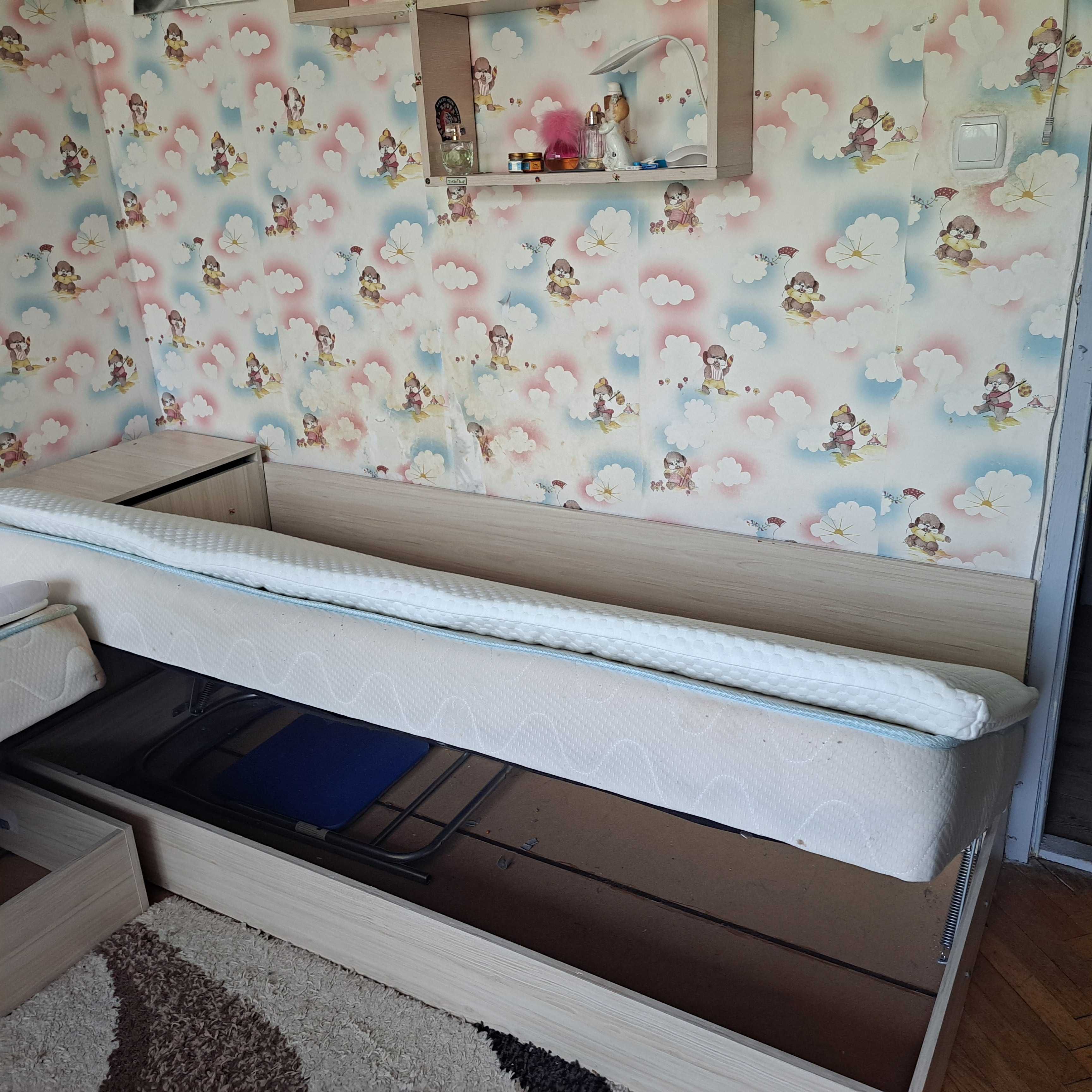 Продавам ъглови легла и ракла