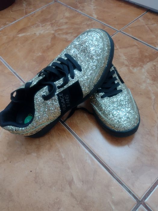 Vând adidasi versace