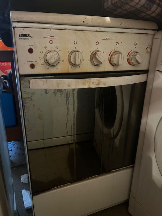 Продавам газова печка с газови котлони Zanussi