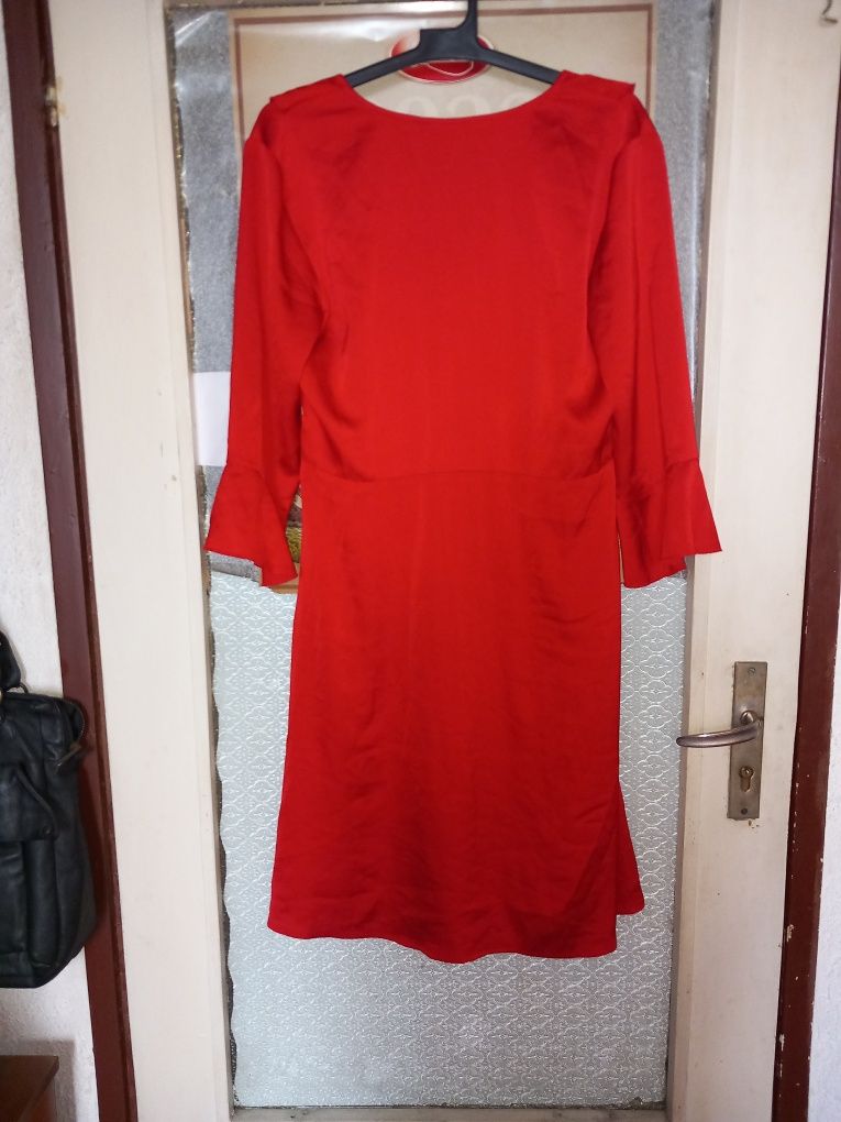 Стилна червена рокля.