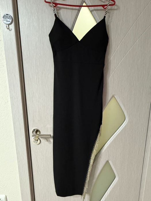 Елегантна рокля под коляно