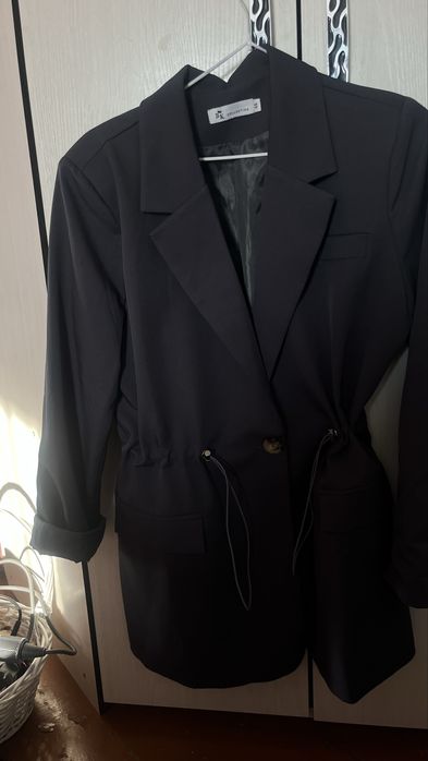 Пиджак серого цвета.